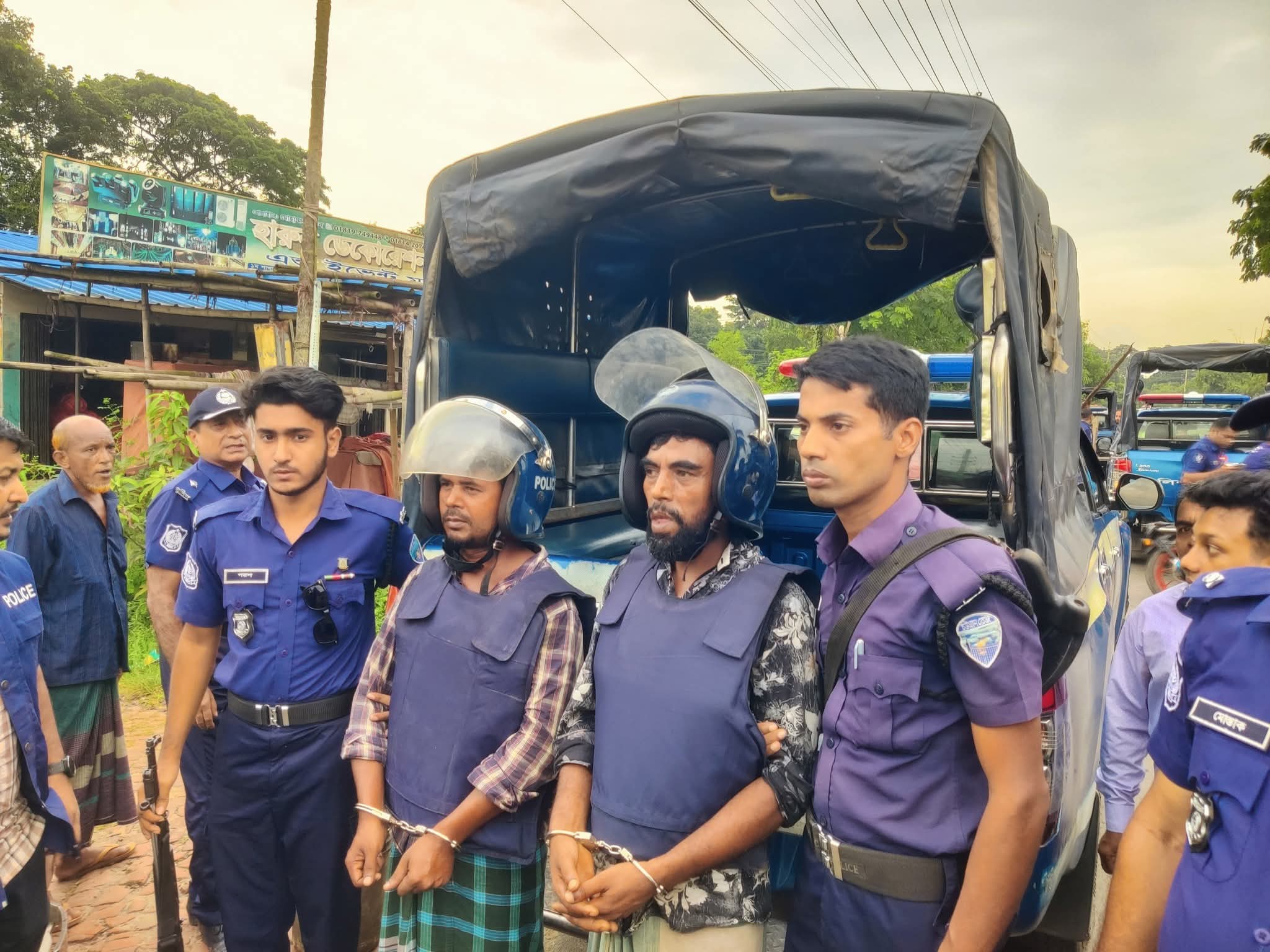 হাটহাজারীতে পুলিশের সাঁড়াশি অভিযান: সিএনজি ওয়ার্কশপের আড়ালে অস্ত্র তৈরির কারখানার সন্ধান।