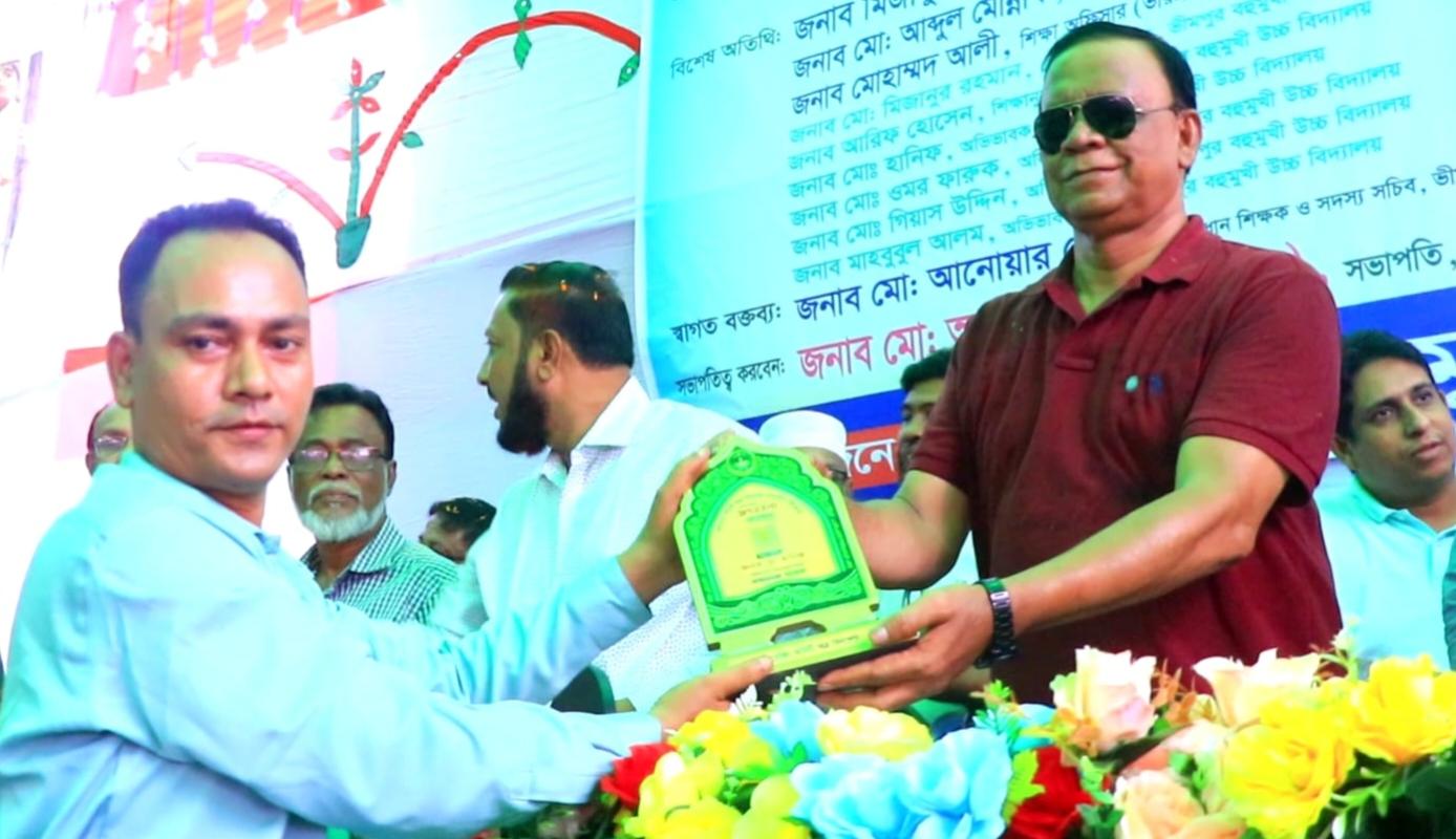 চাটখিলে জিপিএ-৫ প্রাপ্ত কৃতি শিক্ষার্থীদের সংবর্ধনা অনুষ্ঠানে ব্যারিষ্টার মাহবুব উদ্দিন খোকন এম পি।