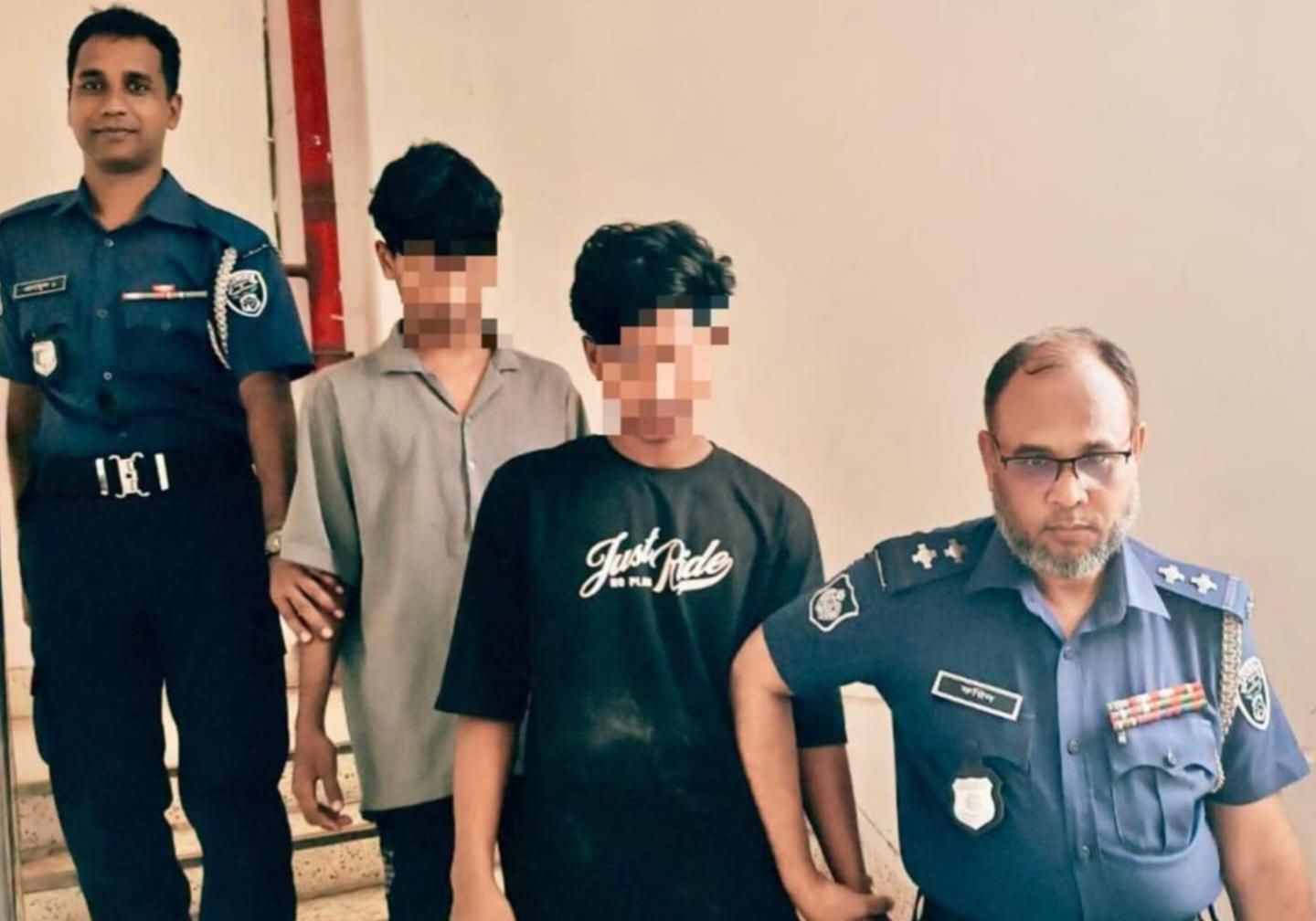 সোনাইমুড়ীতে মাদকসেবী অপবাদ দিয়ে ‘মব’ সৃষ্টি করে রিকশাচালক মো.ফয়েজ আহাম্মদকে (৪৩) পিটিয়ে হত্যার ঘটনায় দুই কিশোরকে গ্রেপ্তার।
