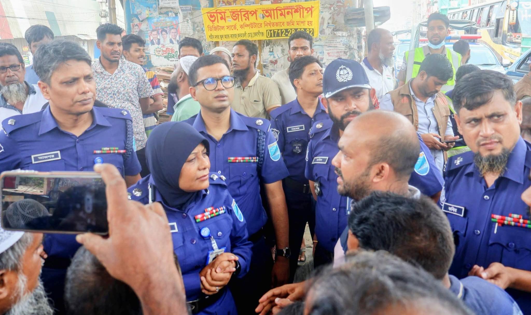“ঢাকা জেলা কেরানীগঞ্জ দক্ষিণের বিভিন্ন গুরুত্বপূর্ণ ট্রাফিক পয়েন্ট পরিদর্শন করলেন পুলিশ সুপার”